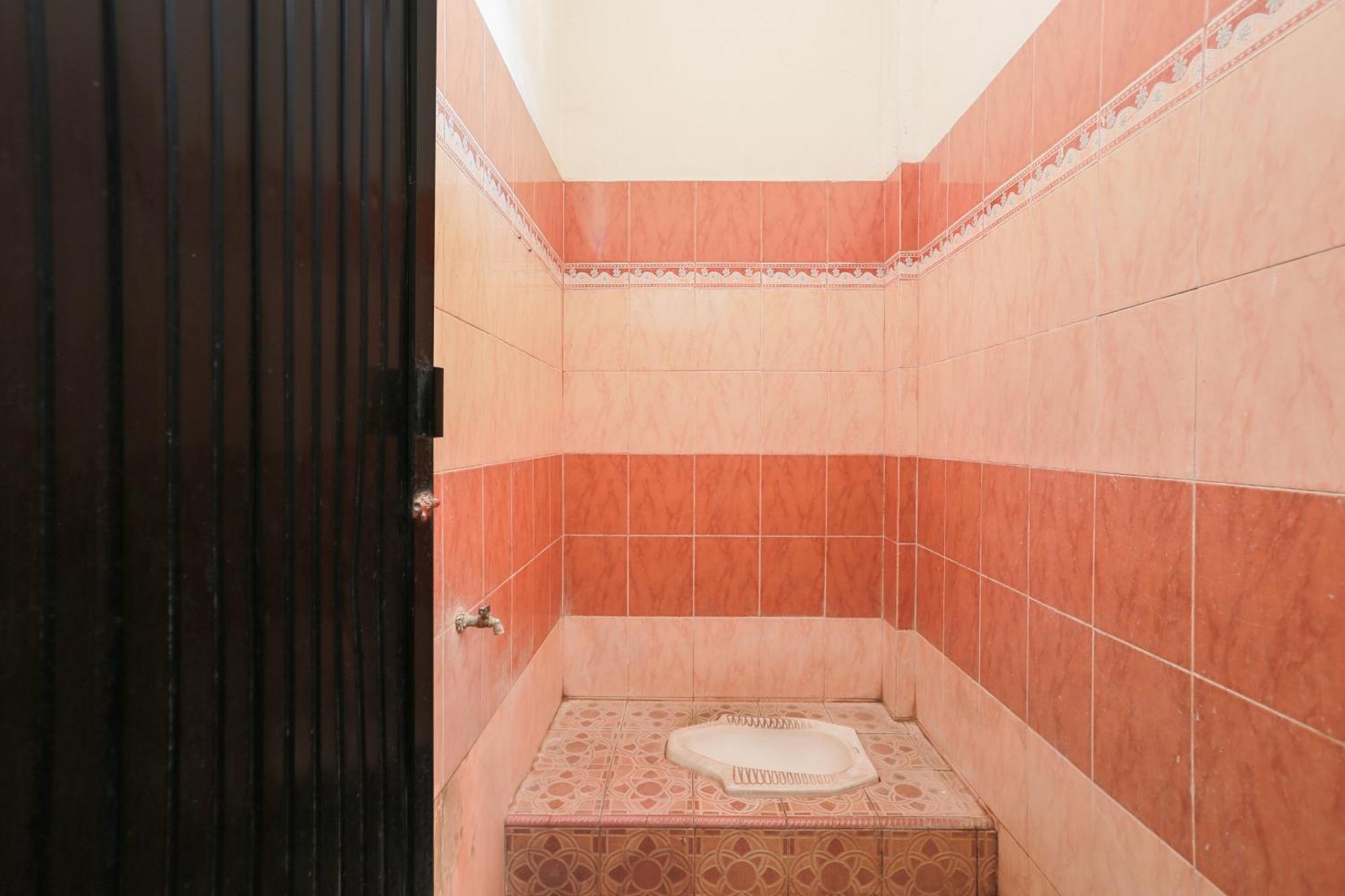 Oyo 93046 Hotel Fortuna Parepare 외부 사진