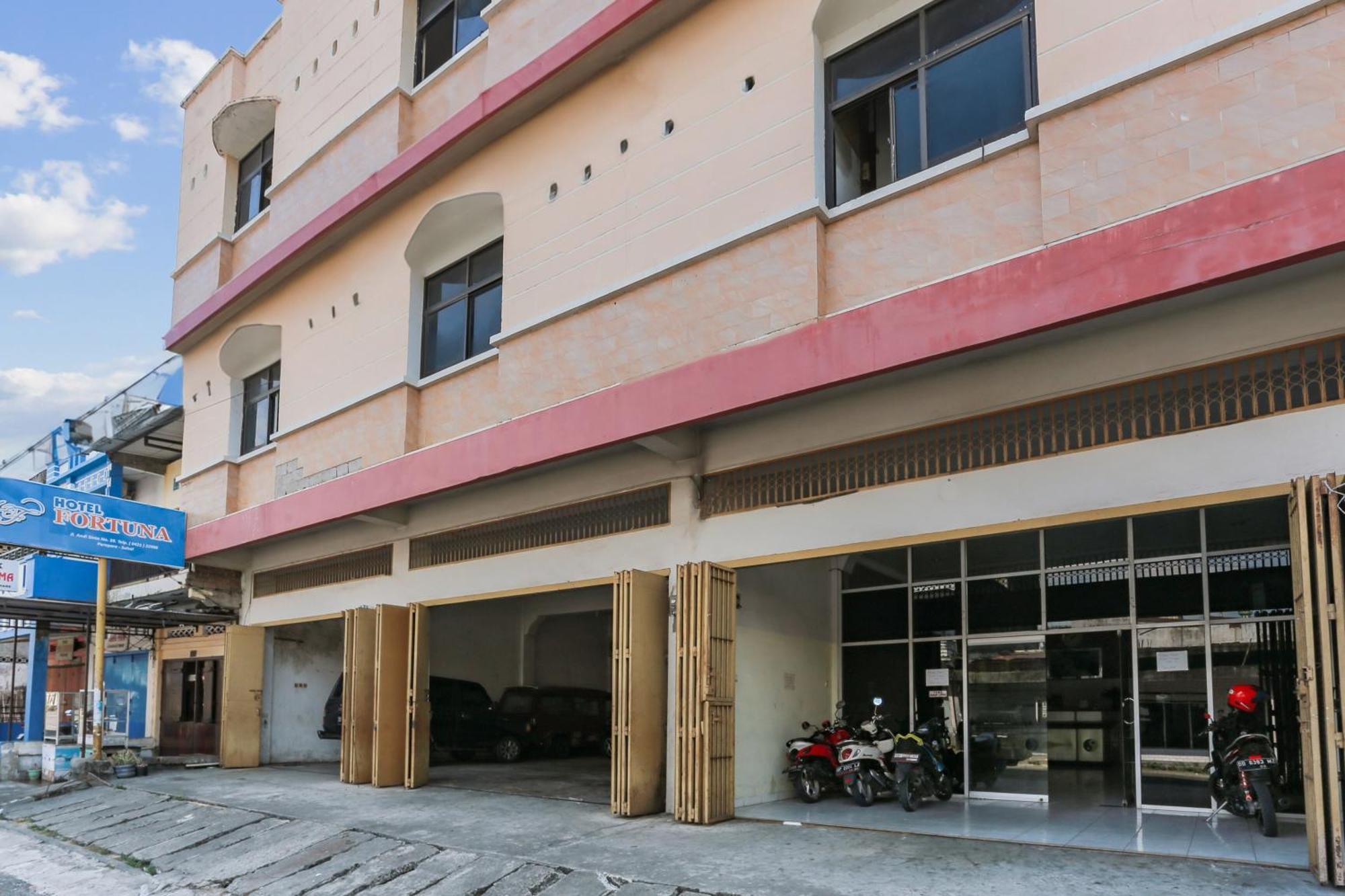 Oyo 93046 Hotel Fortuna Parepare 외부 사진